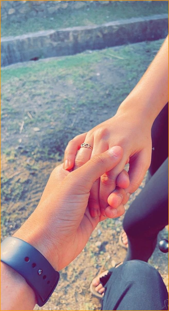 couple-hand-pic-snapchat_5