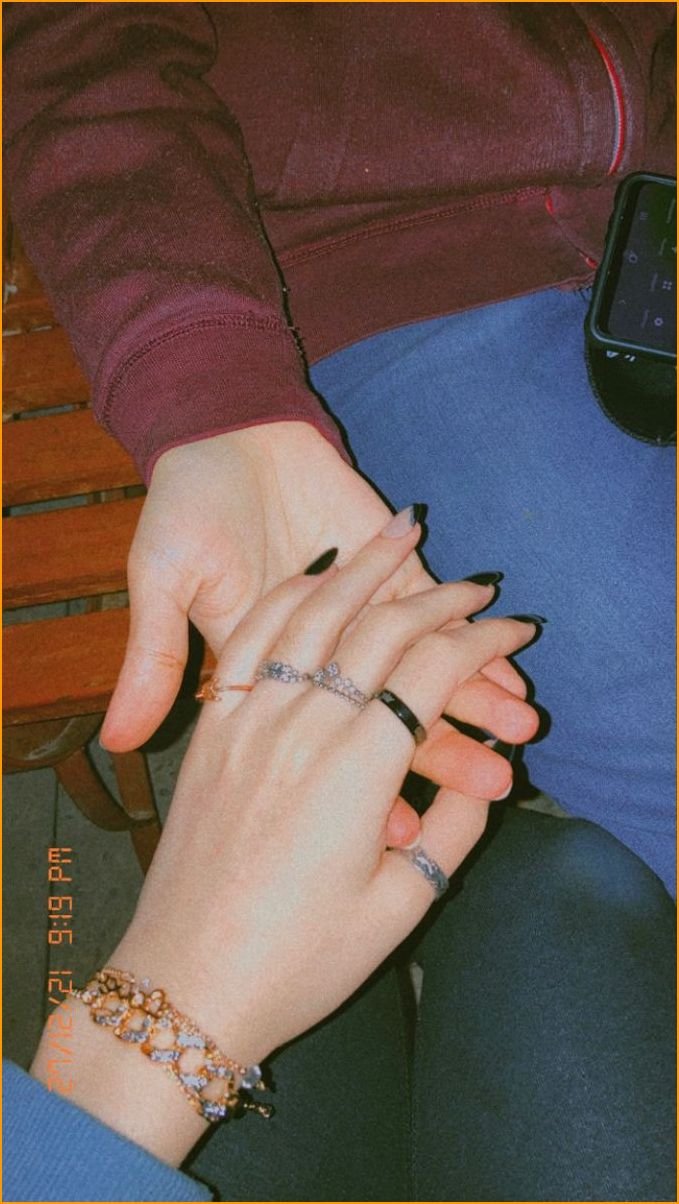 couple-hand-pic_1